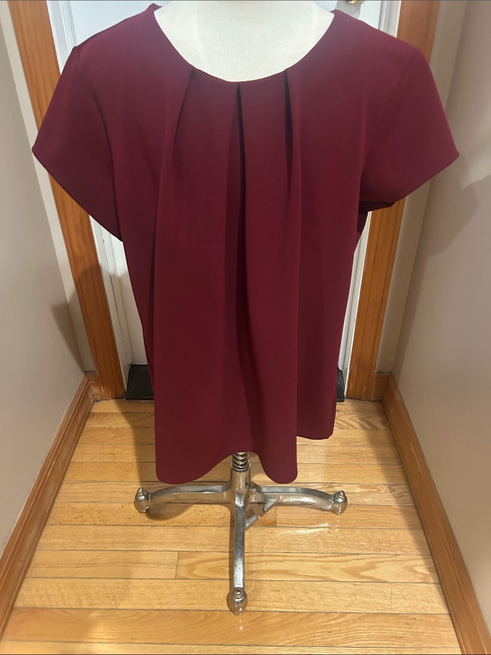 Liz Claiborne Short-Sleeve Pleated Blouse in Burgundy